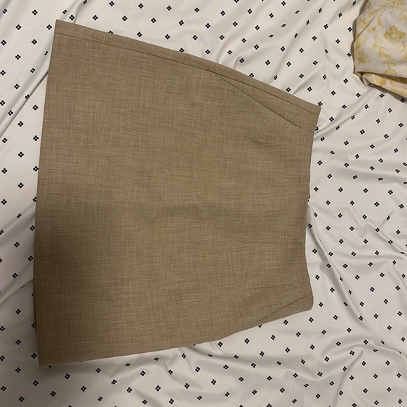 Kinsley Skirt, Brand: Babaton (Aritzia), Color: Heather Oat Beige, Size: 00 - Picture 3 of 6